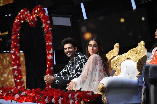 Sara Ali Khan & Kartik Aaryan snapped promoting 'Love Aaj Kal' on sets of Indian Idol 11