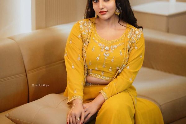 മഞ്ഞയണിഞ്ഞ്, സിമ്പിള്‍ ലുക്കില്‍ മാളവിക; ഇവിടെ എന്തും പോകുമെന്ന് ആരാധകര്‍