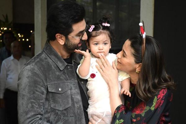 आलिया-रणबीर की बेटी राहा कपूर का फेस रिवील, क्यूटनेस देख फैन्स बोले 'ये तो बिलकुल ऋषि कपूर पर गई है...'