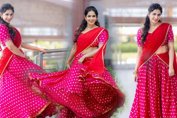 Samyuktha Shanmughanathan: புள்ளி போட்ட ரவிக்கைகாரி.. தாவணியில் கலக்கும் சம்யுக்‌ஷா ஷண்முகநாதன்