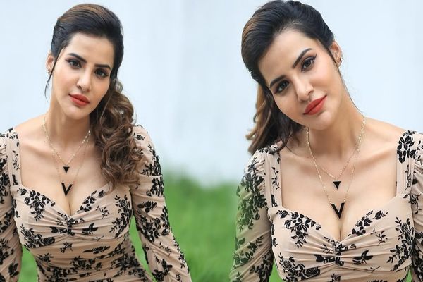 స్టన్నింగ్ స్టిల్స్ తో కట్టిపడేస్తున్న అషు రెడ్డి.. ఆ విషయంలో ఇన్స్పిరేషన్ గా..