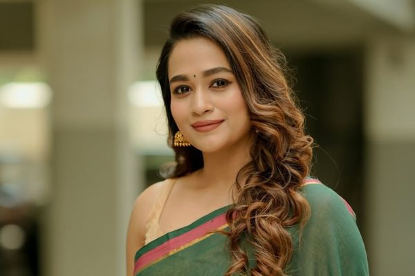 Kaavya Arivumani Photos