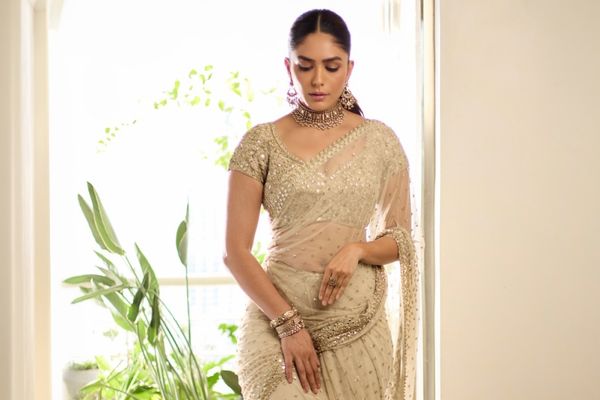 Mrunal Thakur Turns Modern Maharani in Luxurious Saree, Internet Loves Her Timeless Style