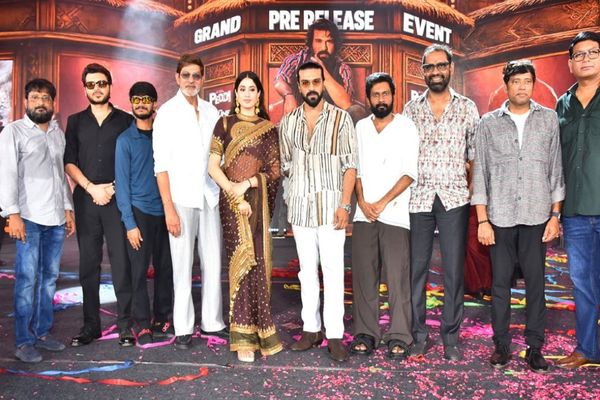 Peddi Pre Release Event: చరణ్ క్రేజ్, చీరకట్టులో జాన్వీ కనికట్టు... పెద్ది ప్రీ రిలీజ్ ఈవెంట్ ఫోటోలు చూశారా?