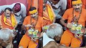 कांवड़ यात्रा में पाप कर बैठे Manoj Tiwari? खुद मजे से खा रहे खाना बुजुर्ग से दबवाए पैर, वीडियो वायरल 