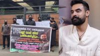 വിമർശിക്കുകയോ പ്രതിഷേധിക്കുകയോ ചെയ്യാം, പക്ഷെ ടൊവിനോയുടെ വീടിന് മുന്നിൽ വേണമായിരുന്നോ?; വിമർശിച്ച് കുറിപ്പ്! വിമർശിക്കുകയോ പ്രതിഷേധിക്കുകയോ ചെയ്യാം, പക്ഷെ ടൊവിനോയുടെ വീടിന് മുന്നിൽ വേണമായിരുന്നോ?; വിമർശിച്ച് കുറിപ്പ്!