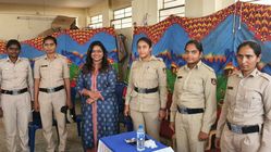ಪೋಲೀಸರಿಗೆ ಬೆಳ್ಳಿ ನಾಣ್ಯದ ಗಿಫ್ಟ್ ನೀಡಿದ ನಿರ್ಮಾಪಕಿ ಶ್ರುತಿ ನಾಯ್ಡು 