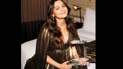 Time Award: गोल्डन गाउन में छा गईं आलिया भट्ट, स्पीच में किया बच्चे की क्यूट हरकत का जिक्र