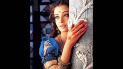 फिल्म 'देवदास' में ऐश्वर्या राय ने पहली 600 से ज्यादा साड़ियां तो माधुरी दीक्षित ने पहना 30 किलो का लहंगा  