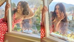 खिड़की पर बैठकर Adah Sharma ने दिखाया बोल्ड अंदाज, साथ में जारी किया DISCLAIMER!