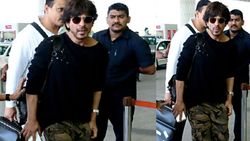 एयरपोर्ट पर Shahrukh Khan को कस्टम ऑफिसर्स ने रोका, भरना पड़ा 6 लाख का जुर्माना!