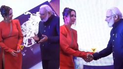 बेहद बोल्ड कपड़ों में हुस्न दिखाते हुए PM Modi से मिलने पहुंचीं मलाइका! 'मोदी जी' के साथ वायरल हुआ ये वीडियो