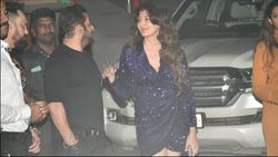 Salman Khan की बर्थडे पार्टी में लाइमलाइट ले गईं उनकी 62 साल की Ex गर्लफ्रैंड, शॉर्ट ड्रेस में दिखीं ग्लैमरस