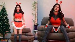 Christmas आते ही नॉटी हुईं ये एक्ट्रेस, कभी काऊच पर मचली तो कभी खींचने लगी छोटी सी स्कर्ट 