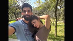 पति सूरज नांबियार के साथ मौनी रॉय का दिखा हॉट अवतार, ऐसे-ऐसे पोज देती आईं नजर