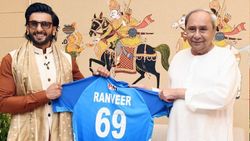 उड़ीसा के सीएम से मिले Ranveer Singh, इस वजह से पहुंचे कटक स्टेडियम!