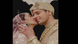 सिर्फ Sidharth-Kiara नहीं, इन स्टार्स ने भी शादी के बाद किया था एक दूजे को KISS, खूब वायरल हुई थी तस्वीरें