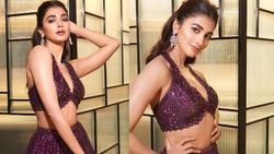 Pooja Hegde के हॉट लुक ने उड़ाई फैंस की नींद, भाई के संगीत पर बैगनी लंहगे में ही..