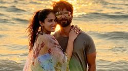 Couple's Goal : भरी महफिल में बीवियों को ड्रेस संभालने में मदद करते हैं ये Loving पति 