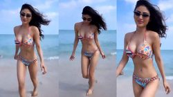 Mouni Roy- टू पीस बिकिनी पहनकर समुंदर से निकलीं हॉट मौनी, लोग बोले- 'पानी भी गर्म हो गया होगा'
