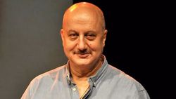 Anupam Kher Birthday : फ्लाईट में हमेशा ब्लू जींस और व्हाईट शर्ट ही क्यों पहनते हैं अनुपम खेर, जानें यहां 
