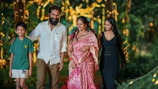 வெற்றிமாறனின் மனைவி, மகள் ட்ரெண்டிங் பாடலுக்கு கலக்கல் டான்ஸ்.. ஆஹா சூப்பரா ஆடுறாங்களே.. செம வீடியோ