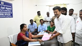 வேட்புமனு தாக்கல் செய்த விஜய்.. காண்டாகி முறைத்த தேர்தல் அதிகாரி?.. என்னங்க புதுசு புதுசா கிளம்புது