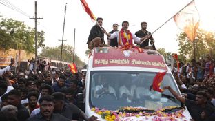 ஜனநாயகன் லீக் ஆனது குறித்து விஜய்யிடம் நீட்டப்பட்ட மைக்.. இப்போ கூட மீடியாவை அவாய்ட் பண்ணுவது ஏன்?