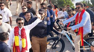 ஷீரடி சாய் பாபா கோயிலில் விஜய்.. தனி விமானத்தில் சென்ற பெண்கள் யார்?.. வெளியான ஆதாரம்