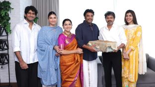விஜய்யுடன் முதல் சந்திப்பு.. தோளில் கை வைத்த சி.எம்.. மயங்கி அவர் மீதே விழுந்த குஷ்பு மகள்!