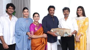 பர்த்டே கேக் புதுசா? பழசான்னு? நோண்டாதீங்க.. குஷ்பு மகள் திருமணத்தில் இருக்கு தளபதி கச்சேரி!