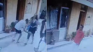 VIDEO: इंडिया घूमने आई टूरिस्ट महिला के प्राइवेट पार्ट लपका लड़का, बेहद शॉकिंग है ये वीडियो
