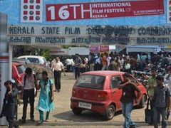 കയ്യൂക്കുള്ളവര്‍ കാഴ്ചക്കാരായി