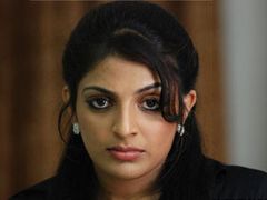 ചിലര്‍ എനിയ്‌ക്കെതിരെ കളിയ്ക്കുന്നു-മൈഥിലി