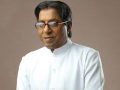 പറുദീസയില്‍ ഫാദര്‍ ആഞ്ഞിലിത്താനമായി ശ്രീനിവാസന്‍