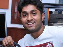 അച്ഛനെ പേടിച്ച് നാട് വിട്ടതാണ് തന്റെ സിനിമ ജീവിതത്തിന് തുടക്കം കുറിച്ചതെന്ന് ധ്യാന്‍ ശ്രീനിവാസന്‍!!