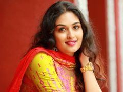 പജീറോ വരുതിയിലാക്കിയ പ്രയാഗ മാര്‍ട്ടിന്റെ സാഹസികത!!! ജീവിതത്തിലും വാഹന പ്രേമി???