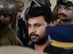 നാല് മണിക്കൂര്‍ ദിലീപ് പുറത്തിറങ്ങുന്നതിന് മലയാള സിനിമ ഭയക്കുന്നോ? സൂപ്പര്‍താരങ്ങളും കാണാനെത്തുന്നു!