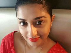മേക്കപ്പ് അധികമൊന്നുമില്ല, പക്ഷെ ചുണ്ടിലെ ചുവപ്പിന് ഒരു കുറവുമില്ല... മീരാജാസ്മിൻറെ ഇപ്പോഴത്തെ കോലം!