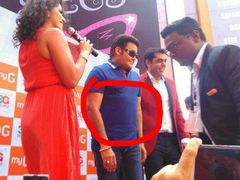 മോഹന്‍ലാല്‍ ആളെ പറ്റിച്ചു, തടി കുറച്ചതല്ല, സ്ലിം ബെല്‍റ്റ് ഇട്ടതാണ്, ഇത് കണ്ടോ; അപ്പോ മമ്മൂട്ടിയോ?