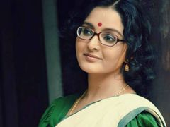 കാണുന്നവരെയെല്ലാം തൃപ്തിപ്പെടുത്തുന്ന തരത്തില്‍ അഭിനയിക്കാന്‍ കഴിയില്ലെന്ന് മഞ്ജു വാര്യര്‍!!!