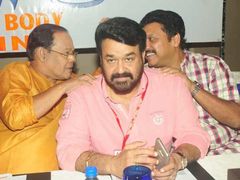 മോഹന്‍ലാലിന്‍റെ അഡാര്‍ എെറ്റവുമായി 'അമ്മ മഴവില്ല്' ഒരുങ്ങുന്നു, ഹെവി വോള്‍ട്ടേജ് പ്രകടനമാണ് ലക്ഷ്യം!