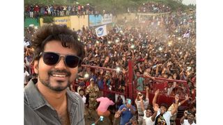 ഇളയദളപതി വിജയിയെ കാണാന്‍ ആയിരങ്ങള്‍ തടിച്ചു കൂടി; ആരാധകര്‍ക്കുള്ള സമ്മാനമായി എടുത്ത സെല്‍ഫി റെക്കോര്‍ഡില്‍