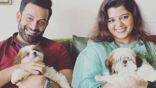 'കടം വാങ്ങിയ നായ കുട്ടികളോടൊപ്പം', പൃഥ്വിരാജിന്‌റെയും സുപ്രിയയുടെയും ചിത്രം ഏറ്റെടുത്ത് ആരാധകര്‍