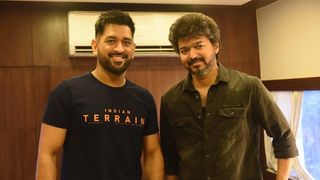 'തലയും ദളപതിയും' ഒരുമിച്ച്, വിജയ്-ധോണി കൂടിക്കാഴ്ചയുടെ ചിത്രങ്ങള്‍ ആഘോഷമാക്കി ആരാധകര്‍
