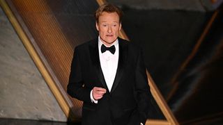 'ഇതേത് ഭാഷ? ഹിന്ദിയെ ഇങ്ങനെ കൊല്ലരുതേ'; ഓസ്‌കാര്‍ വേദിയില്‍ അവതാരകന്റെ ഹിന്ദി; ട്രോളി ഇന്ത്യക്കാർ