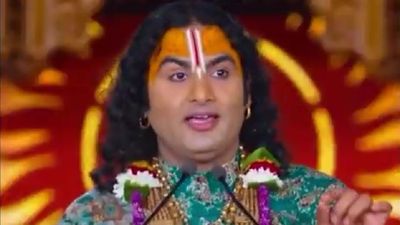 25 साल की लड़कियां 4 जगह मुंह मार चुकी होती है.. अनिरुद्धाचार्य की आई शामत, महिलाओं ने ताने हथियार!