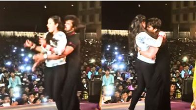 Bhojpuri Video: हसीना को स्टेज पर देख आउट ऑफ कंट्रोल हुए खेसारी लाल, VIDEO देख आंखों पर नहीं कर पाएंगे यकीन 