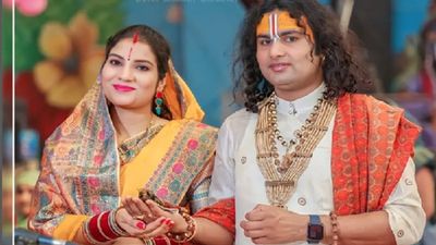 अनिरुद्धाचार्य ने इस हसीना से रचाई है शादी, पत्नी को प्यार से लोग कहते है गुरुमां, बाबा से भी हैं चार कदम आगे