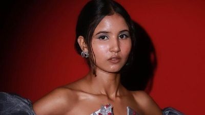 लाखो मे एक एक आउटफिट बेच रही नैंसी त्यागी, महंगी ड्रेस के मामले में मनीष मल्होत्रा-सब्यसाची कोभीछोड़ापीछा